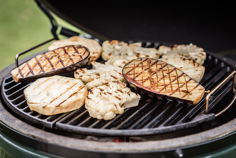 Chou-fleur, céleri-rave et aubergine grillés au Kamado